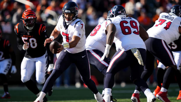 Houston Texans quarterback C.J. Stroud (7) fakes a handoff in the second quarter of a Week 10 NFL football game between the Houston Texans and the Cincinnati Bengals, Sunday, Nov. 12, 2023